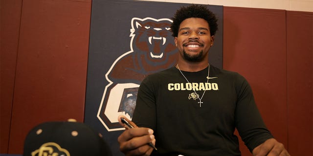 Travis Gray signs with Colorado in 2021