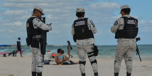 Las autoridades respondieron luego de que se encontraran tres cuerpos sin vida en la playa frente al Hotel Fiesta Americana en Cancún, México.