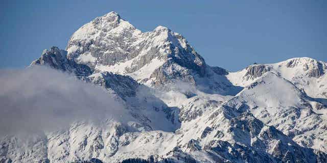 La montaña más alta de Eslovenia fotografiada desde la carretera a la estación de esquí Soriska planina AlpVenture.  Los equipos de rescate de montaña de emergencia en Eslovenia han rescatado a cuatro ciudadanos franceses varados en los Alpes durante el mal tiempo.