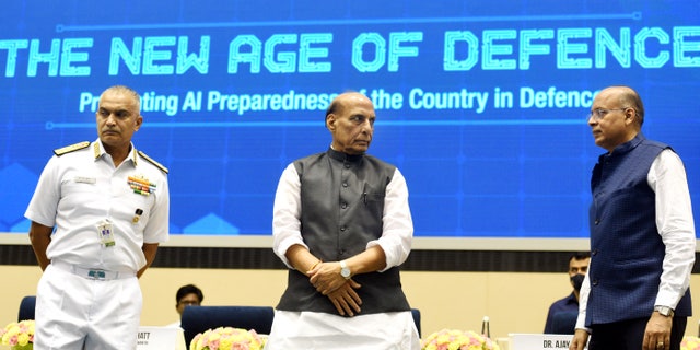 India no tiene planes de frenar el potencial "significativo y estratégico" de la IA después de que algunos expertos pidieron que se detuviera. 4 NUEVA DELHI, INDIA - 11 DE JULIO: El ministro de Defensa de la Unión, Rajnath Singh, con el ministro de Defensa Ajay Kumar y el almirante en jefe de la Marina R Hari Kumar en la inauguración de la Exposición de Inteligencia Artificial en Defensa (AIDef), en Vigyan Bhawan, Nueva Delhi, India, el lunes , 11 de julio de 2022.