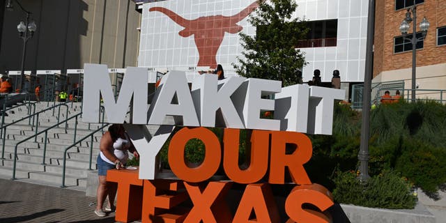 Texas Longhorns sign