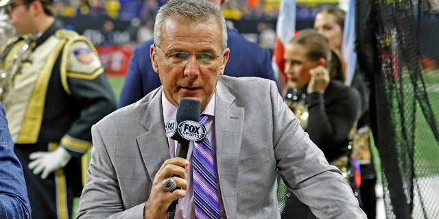 El locutor de Fox Sports, Urban Meyer, habla en vivo durante el medio tiempo para los Purdue Boilermakers que juegan contra los Michigan Wolverines el 3 de diciembre de 2022, durante el Big 10 Football Championship en el Lucas Oil Stadium en Indianápolis, Indiana. 