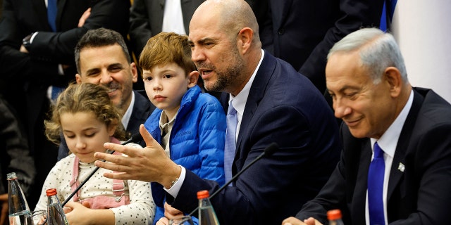 Pembicara baru Knesset Israel Amir Ohana, tengah, berbicara di sebelah Perdana Menteri Benjamin Netanyahu yang baru dilantik, kanan, di Knesset di Yerusalem pada 29 Desember 2022.