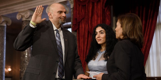 Wakil Presiden Kamala Harris mengambil sumpah Senator John Fetterman pada 3 Januari 2023. Beberapa minggu kemudian, dia dirawat di rumah sakit di Walter Reed karena depresi.