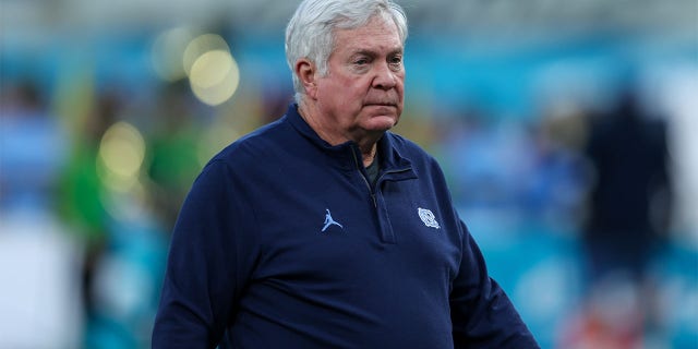 El entrenador en jefe de North Carolina Tar Heels, Mack Brown, durante el Holiday Bowl de la Cooperativa de Crédito del Condado de San Diego contra los Oregon Ducks el 28 de diciembre de 2022, en Petco Park en San Diego. 