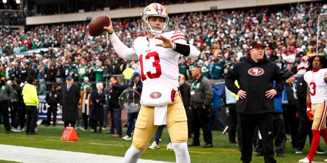 Brock Purdy de los San Francisco 49ers lanza antes del juego de Campeonato de la NFC contra los Eagles el 29 de enero de 2023 en Filadelfia.