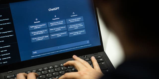 Perangkat lunak ChatGPT OpenAI dapat menulis teks dalam hitungan detik yang sulit dibedakan dari teks yang ditulis oleh manusia.
