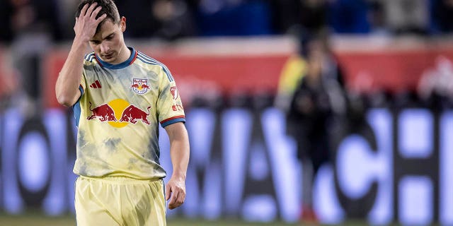 Dante Vanzeir #13 de los New York Red Bulls reacciona en su primer partido oficial después del partido de la Major League Soccer contra el Nashville SC en el Red Bull Arena el 4 de marzo de 2023 en Harrison, Nueva Jersey.