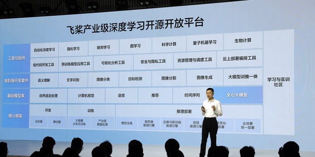 Wang Haifeng, director de tecnología de Baidu, habla durante el evento de lanzamiento de Ernie Bot en Beijing, China, el jueves 16 de marzo de 2023. 