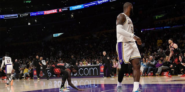 Patrick Beverley (21) des Chicago Bulls touche le terrain des Los Angeles Lakers alors qu'il célèbre après avoir marqué un panier contre LeBron James (6) des Lakers dans la dernière minute d'un match à Crypto.com Arena le 26 mars 2023 , en Los Ángeles. 