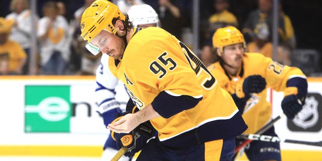 Nashville Predators center Matt Duchene (95) skates to the bench after sustaining a hand injury during the NHL game between the Nashville Predators and Toronto Maple Leafs, held on March 26, 2023, at Bridgestone Arena in Nashville, Tennessee.