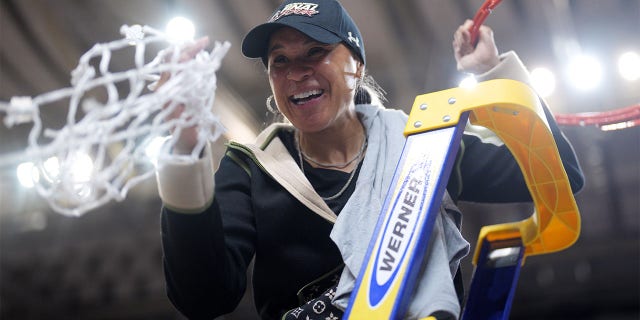 El entrenador en jefe Dawn Staley de los South Carolina Gamecocks celebra después de derrotar a los Maryland Terrapins en la ronda Elite Eight del Torneo de Baloncesto Femenino de la NCAA 2023 celebrado en Bon Secours Wellness Arena el 27 de marzo de 2023 en Greenville, Carolina del Sur. 