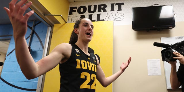 Caitlin Clark, No. 22 de los Iowa Hawkeyes, celebra una victoria sobre los South Carolina Gamecocks en las Final Four Semifinals del Torneo de Baloncesto Femenino de la NCAA en el American Airlines Center el 31 de marzo de 2023 en Dallas, Texas. 