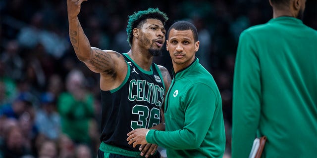 El PG de los Boston Celtics, Marcus Smart, debe ser contenido por el entrenador en jefe Joe Mazzulla después de un altercado con el Utah Jazz G Kris Dunn.  Los Celtics vencieron al Jazz, 122-114.