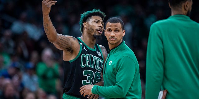 El PG de los Boston Celtics, Marcus Smart, debe ser contenido por el entrenador en jefe Joe Mazzulla después de un altercado con el Utah Jazz G Kris Dunn.  Los Celtics vencieron al Jazz, 122-114.