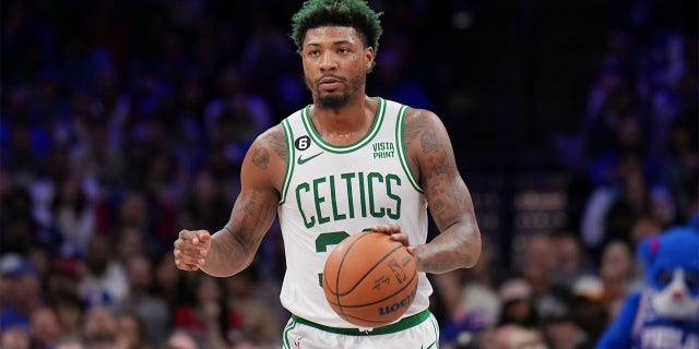 Marcus Smart de los Boston Celtics regatea el balón contra los Philadelphia 76ers el 4 de abril de 2023 en el Wells Fargo Center de Filadelfia.