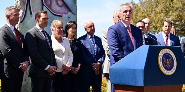 Ketua DPR AS Kevin McCarthy, R-Calif., berbicara kepada pers di depan sepotong Tembok Berlin dengan anggota parlemen lainnya setelah pertemuan bipartisan dengan Presiden Taiwan Tsai Ing-wen di Perpustakaan Kepresidenan Ronald Reagan di Simi Valley, California, 5 April 2023.