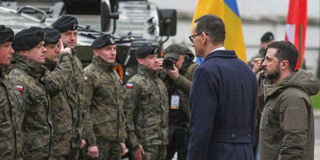 Presiden Ukraina Volodymyr Zelenskyy dan Perdana Menteri Polandia Mateusz Morawiecki bertemu tentara Polandia menjelang konferensi pers, pada 5 April 2023, di Warsawa, Polandia.
