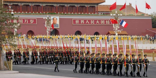 Una guardia de honor china llega a la ceremonia de bienvenida del presidente francés Emmanuel Macron y el presidente chino Xi Jinping en Beijing el 6 de abril de 2023.