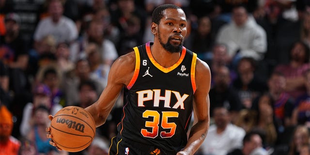 Kevin Durant de los Phoenix Suns regatea durante el partido contra los Denver Nuggets en el Ball Arena de Denver el 6 de abril de 2023. 