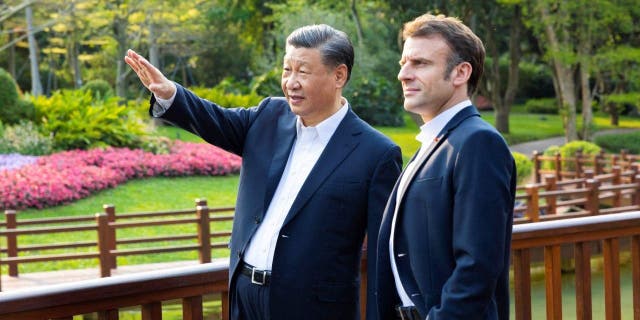Macron se enfrentó a airadas protestas durante un discurso en los Países Bajos, un día después de avivar la ira en Taiwán. 6 El presidente chino, Xi Jinping, a la izquierda, y el presidente francés, Emmanuel Macron, disfrutan del paisaje de un jardín chino en Guangzhou, China, el 7 de abril de 2023.