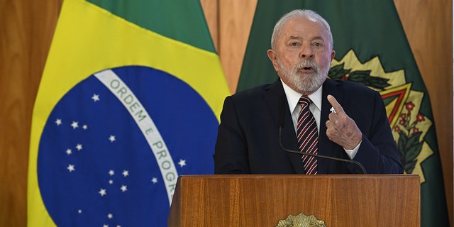 Brazilski predsjednik Luiz Inacio Lula da Silva govori tijekom ministarskog sastanka povodom proslave prvih 100 dana svoje vlade u palači Planalto u Braziliji, Brazil 10. travnja 2023. 