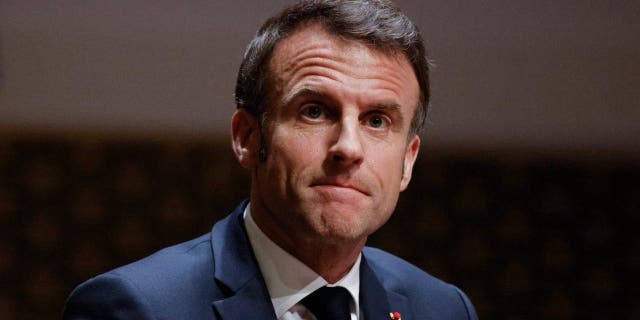 Macron se enfrentó a airadas protestas durante un discurso en los Países Bajos, un día después de avivar la ira en Taiwán. 4 El presidente francés, Emmanuel Macron, observa después de dar un discurso en La Haya el 11 de abril de 2023, como parte de una visita de estado a los Países Bajos.