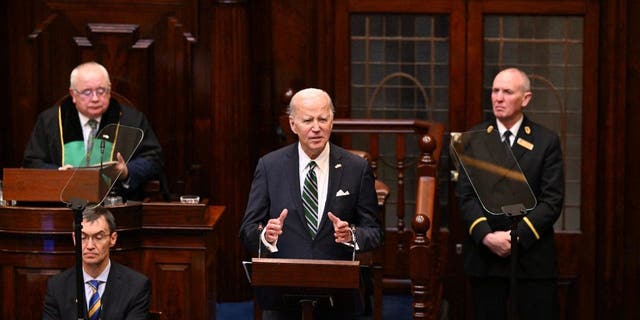 Presiden Joe Biden berpidato di hadapan Parlemen Irlandia di Leinster House di Dublin, Irlandia, pada 13 April 2023.