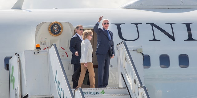 يلوح جو بايدن وهو يستقل طائرة الرئاسة