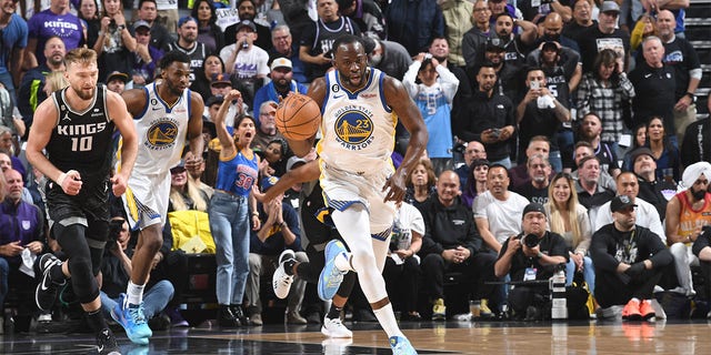 Draymond Green de los Golden State Warriors mueve el balón durante el Juego 2 de la Primera Ronda de los Playoffs de la NBA de 2023 el 17 de abril de 2023 en el Golden 1 Center en Sacramento, California. 