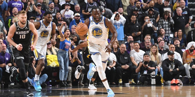 Draymond Green #23 de los Golden State Warriors mueve el balón durante el Juego 2 de la Ronda 1 de los Playoffs de la NBA de 2023 el 17 de abril de 2023 en el Golden 1 Center en Sacramento, California. 