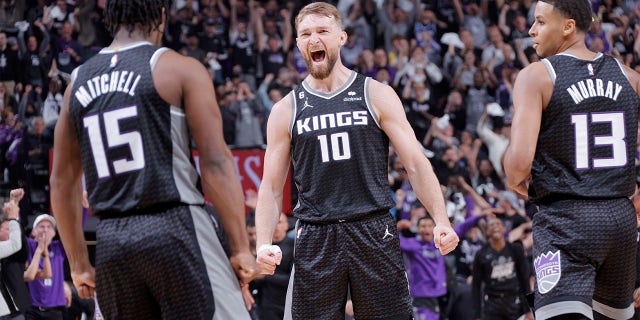 Domantas Sabonis #10 de los Sacramento Kings reacciona durante el partido contra los Golden State Warriors en la Ronda 2 de los Playoffs de la NBA 2023 el 17 de abril de 2023 en el Golden 1 Center en Sacramento, California. 