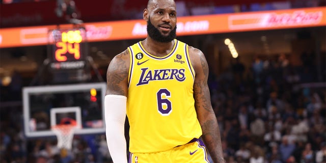 LeBron James juega en el Juego 2