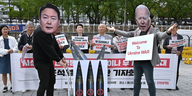 Biden and South Korean President Yoon Suk-yeol masked protesters