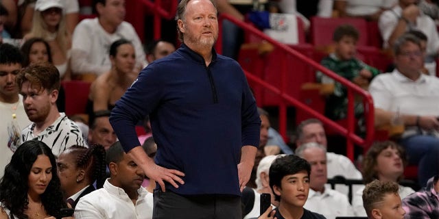 Mike Budenholzer coaches against the Heat