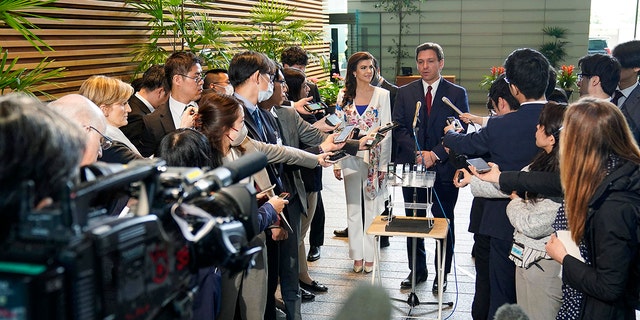 Ron DeSantis dengan wartawan di Jepang