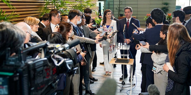 Ron DeSantis dengan wartawan di Jepang