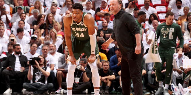 Mike Budenholzer talks with Giannis Antetokounmpo