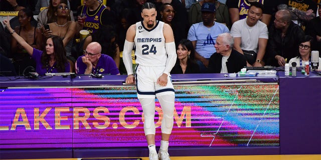 Dillon Brooks espera para registrarse