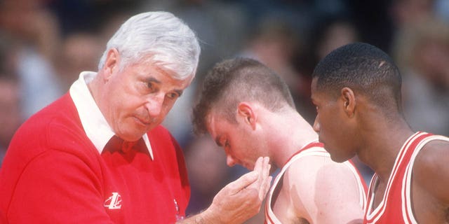 Bobby Knight habla con sus jugadores de los Hoosiers durante el partido de baloncesto del Torneo de la NCAA contra los Sooners de Oklahoma el 12 de marzo de 1998 en Washington, DC