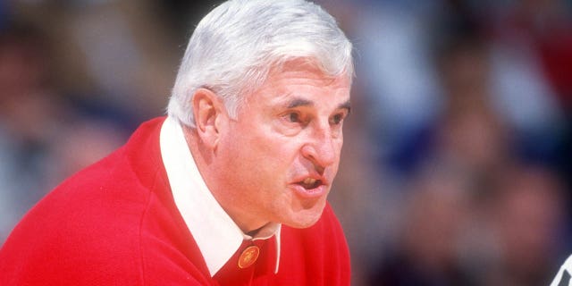 El entrenador en jefe de los Indiana Hoosiers, Bobby Knight, respalda una llamada durante un juego del Torneo de la NCAA contra los Oklahoma Sooners el 12 de marzo de 1998.