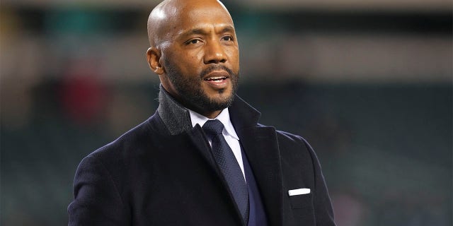 Louis Riddick mira antes de un partido de la NFL