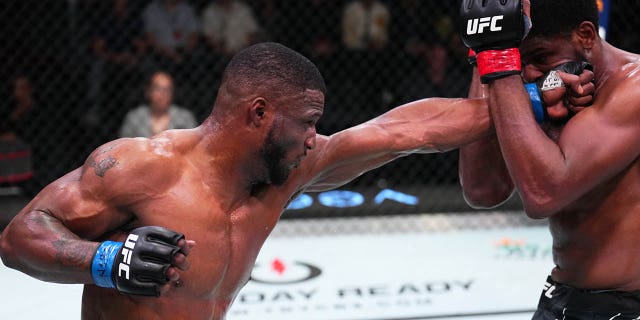 (De izquierda a derecha) Karl Roberson golpea a Kennedy Nzechukwu de Nigeria en su pelea de peso semipesado durante el evento UFC Fight Night en UFC APEX el 9 de julio de 2022 en Las Vegas, Nevada.