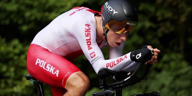 Filip Maciejuk de Polonia compite en el ciclismo de ruta - Contrarreloj individual masculino el día 7 del Campeonato Europeo de Múnich 2022 el 17 de agosto de 2022 en Furstenfeldbruck, Alemania. 