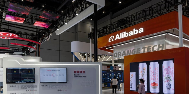 La gente visita el stand de Alibaba durante la Conferencia Mundial sobre Inteligencia Artificial 2022 en el Shanghai World Expo Center el 3 de septiembre de 2022 en Shanghai, China. 