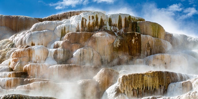 yellowstone mammoth hot springs