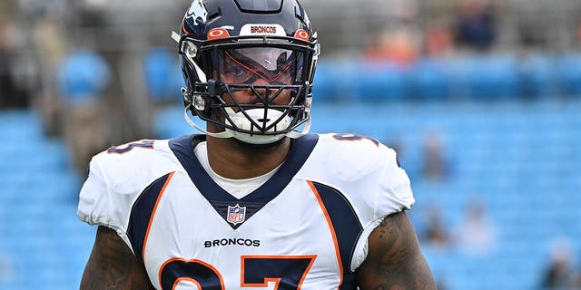 Dre'Mont Jones #93 de los Denver Broncos durante su partido contra los Carolina Panthers en el Bank of America Stadium el 27 de noviembre de 2022 en Charlotte, Carolina del Norte. 