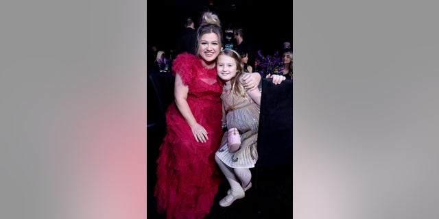 Kelly Clarkson with her daughter River at the 2022 People's Choice Awards