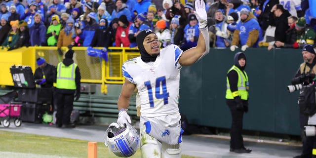 Detroit Lions No. 14 Amon-Ra St. Brown saluda a los fanáticos después de derrotar a los Green Bay Packers en Lambeau Field el 8 de enero de 2023 en Green Bay, Wisconsin.