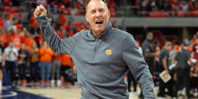 Hugh Freeze en un partido de baloncesto de Auburn